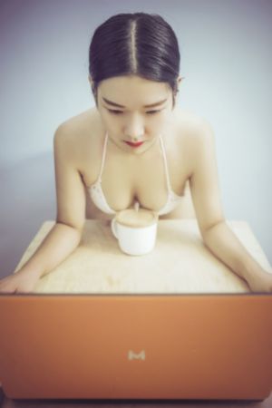 年轻的女教师2完整版_国产剧神马影院在线